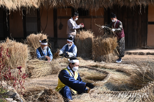 かやぶき屋根のふき替え作業