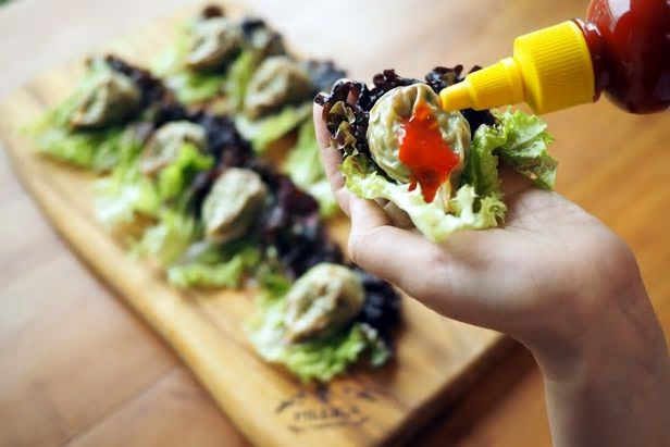 冷凍ギョーザを焼いてサンチュで包んだだけなのに…