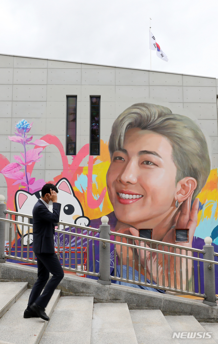 BTSのリーダー、RMの大型壁画