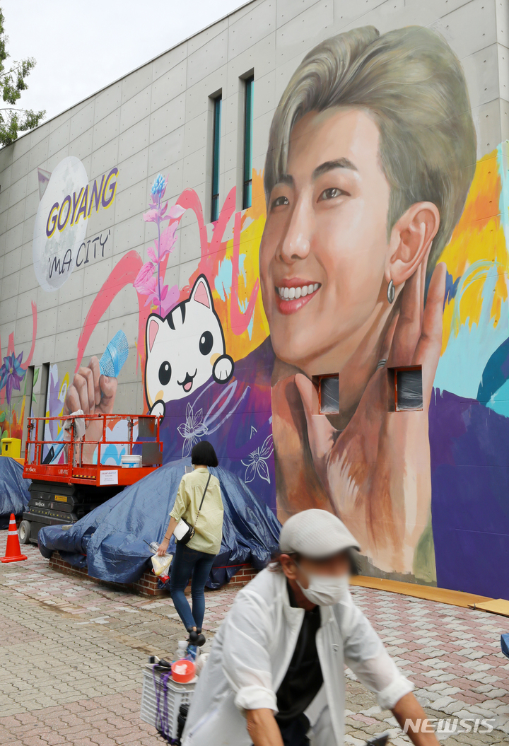 BTSのリーダー、RMの大型壁画