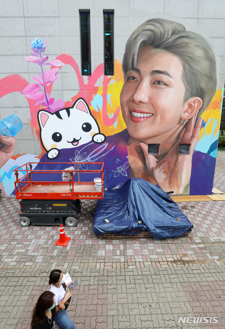 BTSのリーダー、RMの大型壁画