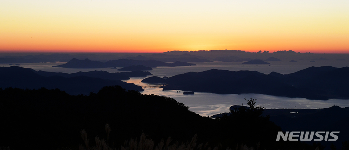 朝日に染まった多島海の島々／慶尚南道