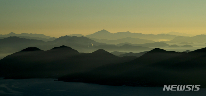 朝日に染まった多島海の島々／慶尚南道