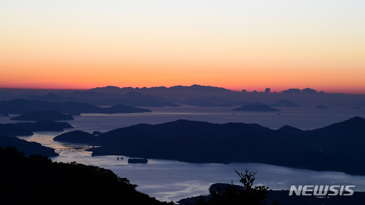 朝日に染まった多島海の島々／慶尚南道