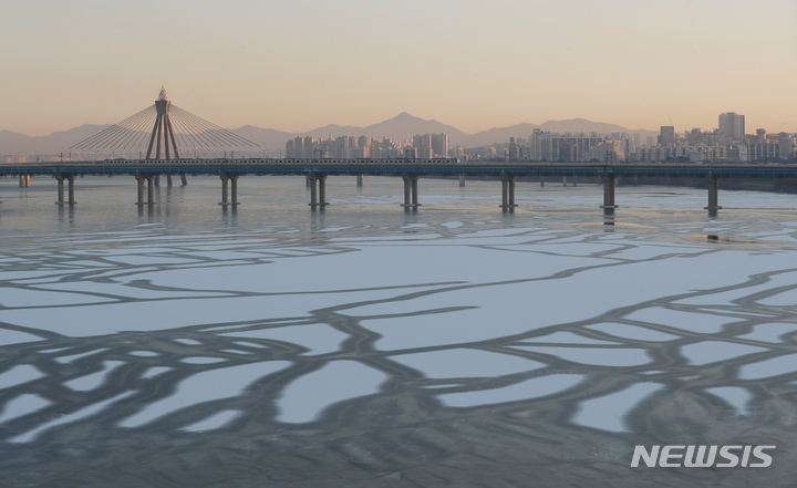 漢江が凍る厳しい寒さ