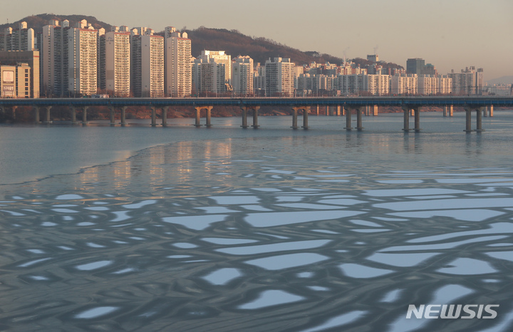 漢江が凍る厳しい寒さ