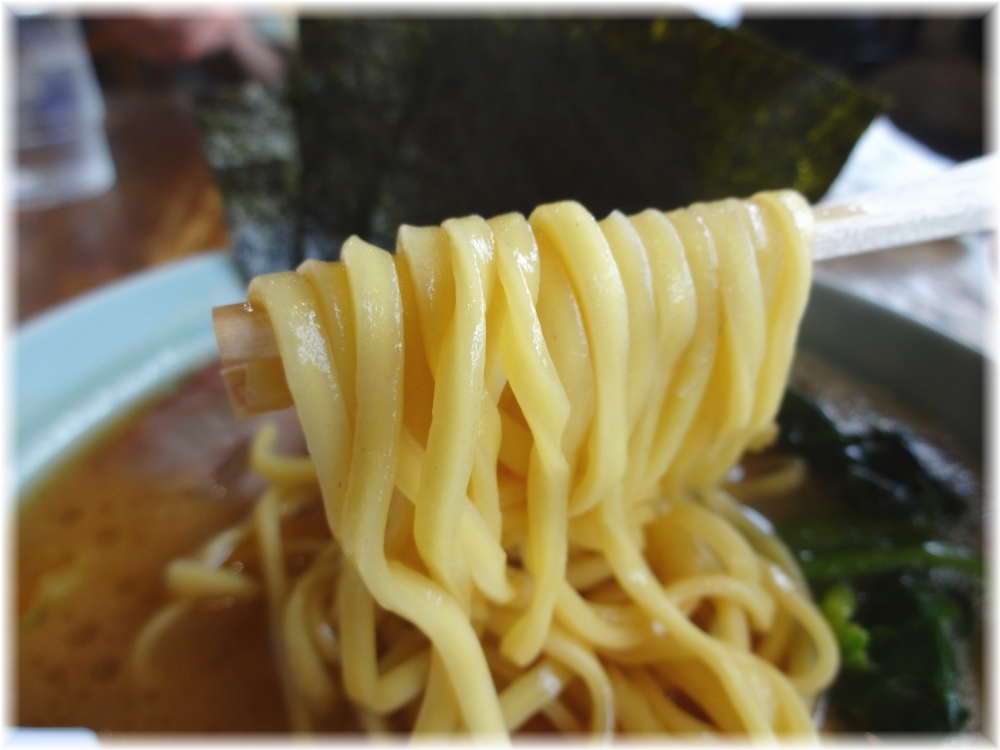 壱六家大和店　ラーメンの麺