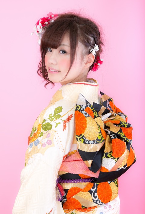 河村友歌和服振り向く