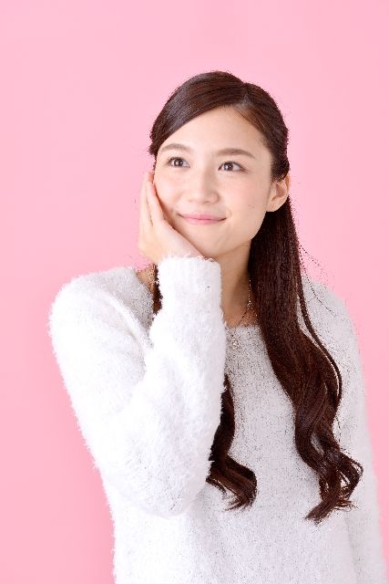 ちょっと考える女性