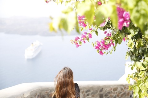 エーゲ海より見つめる女性