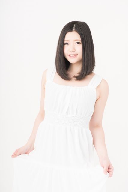 ワンピースの上品な女性