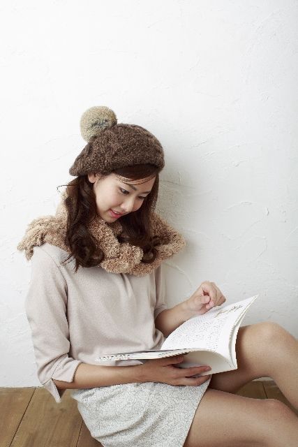 書物を読む女性