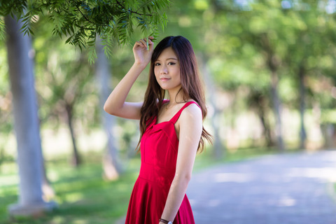 赤い服の女性綺麗