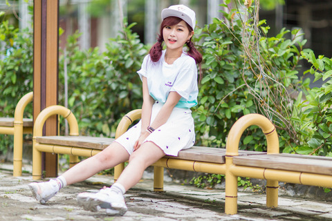 ベンチに腰掛ける女性