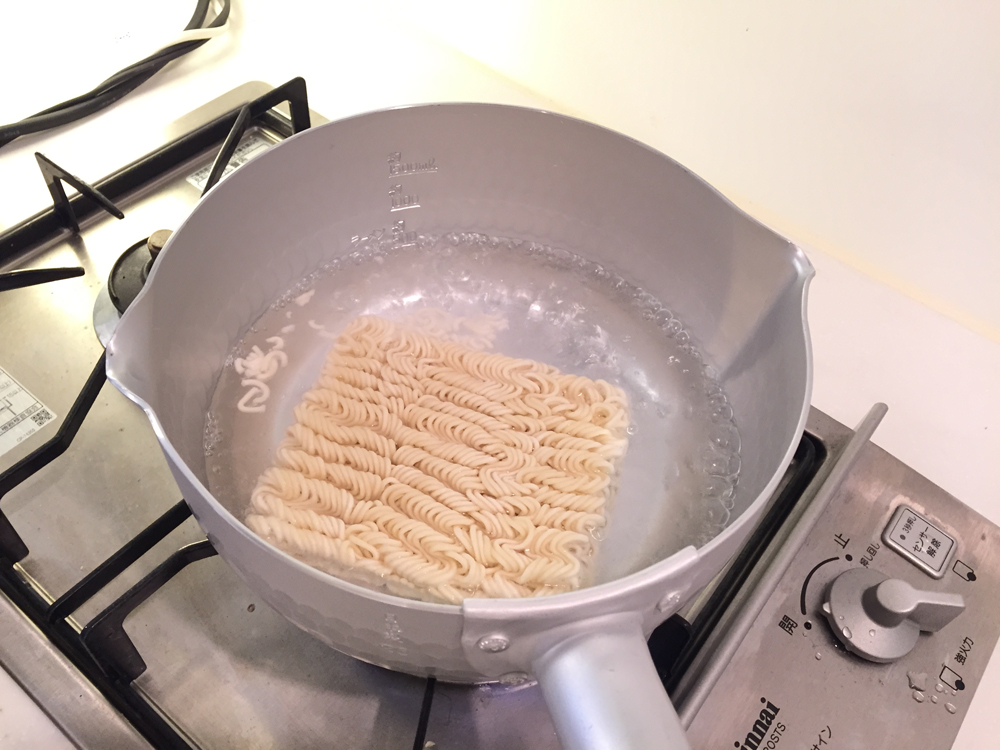 麺を投入