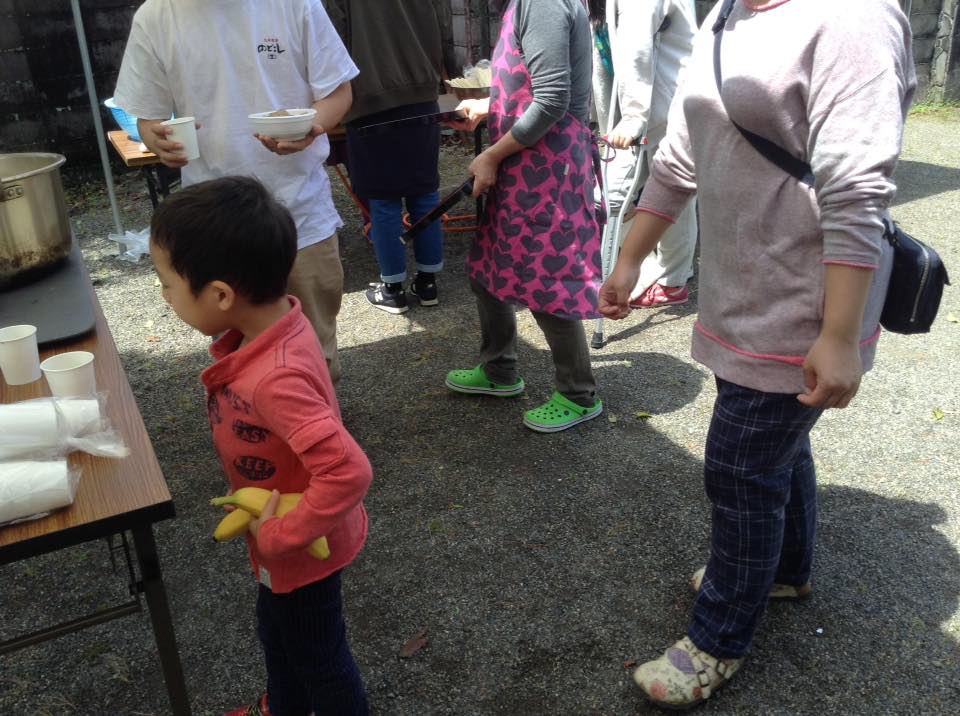 炊き出しを待つ人たち