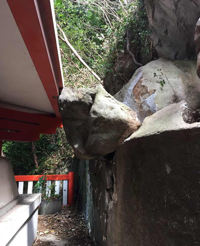 岩が崩れて