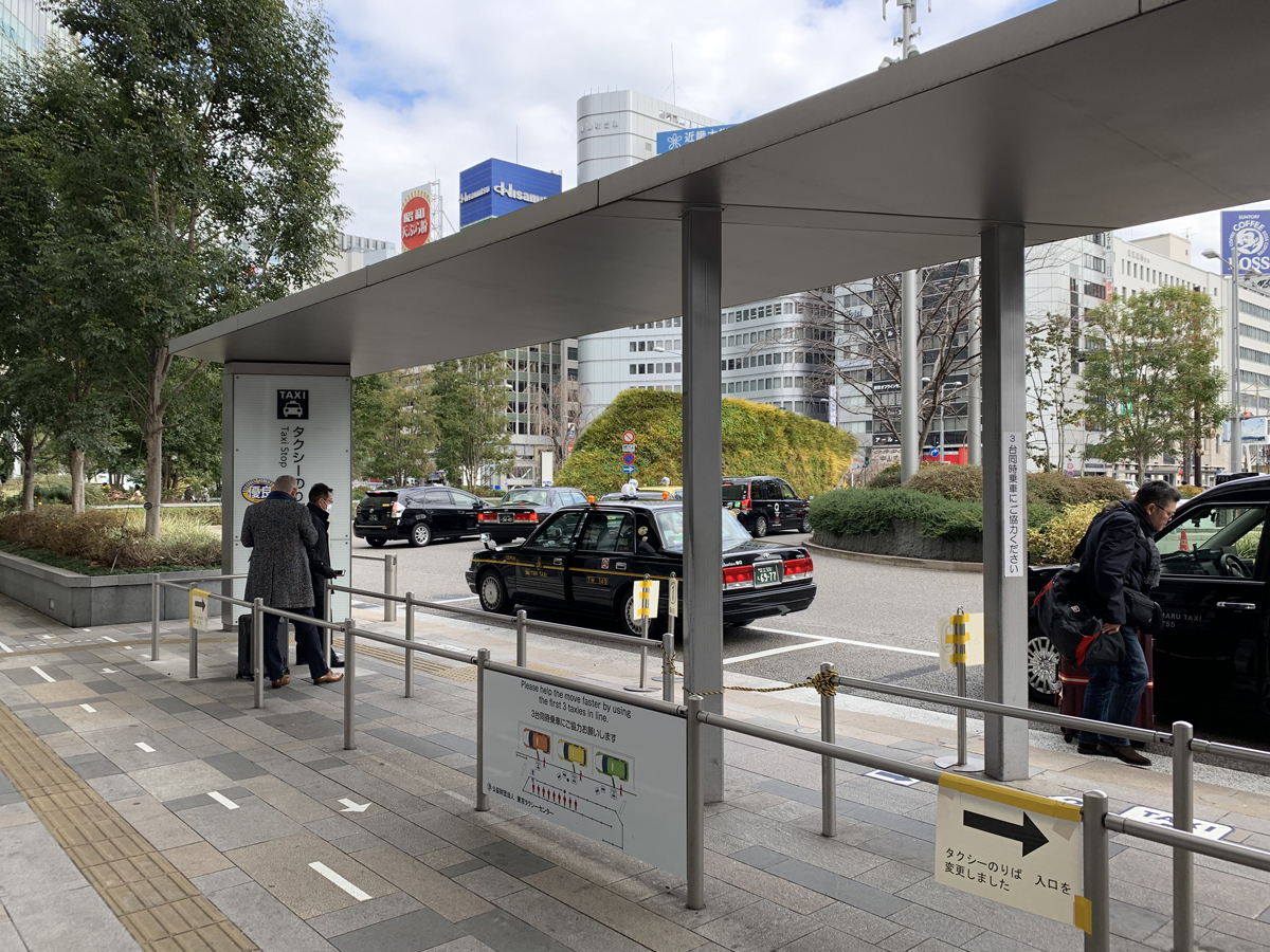 タクシー乗り場へ
