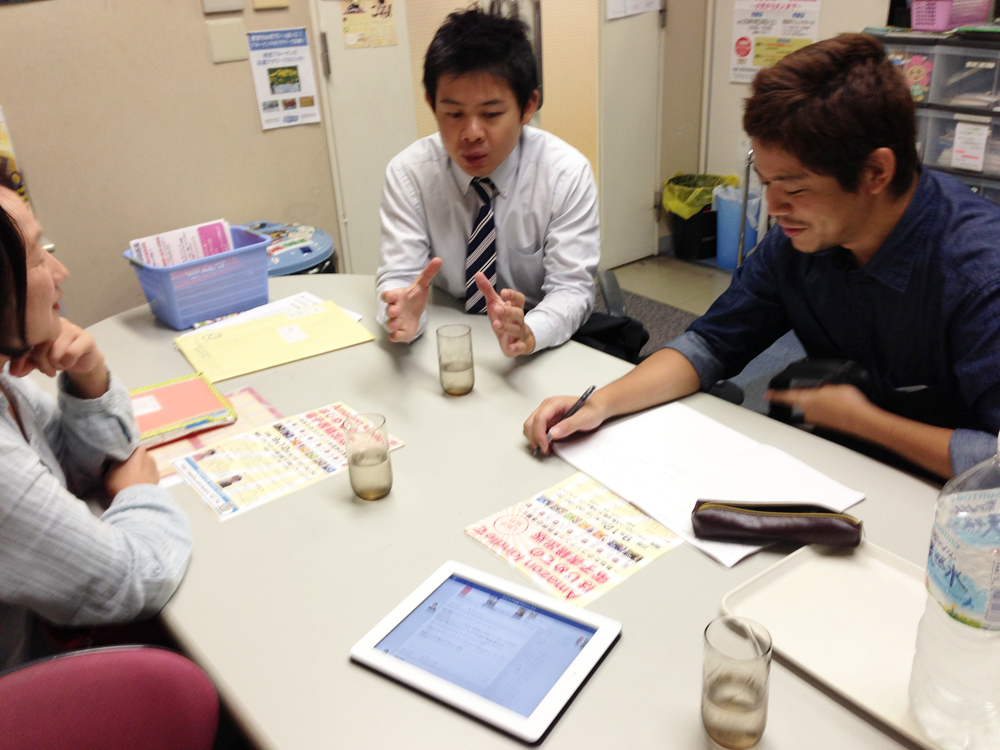 ラジオ本番前の打ち合わせ