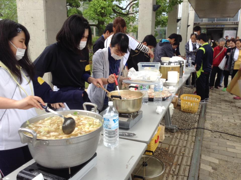 炊き出しを手伝うボランティアの人たち
