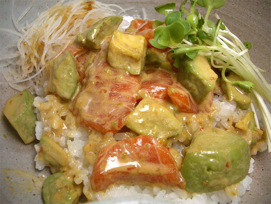 サーモンアボカド丼01