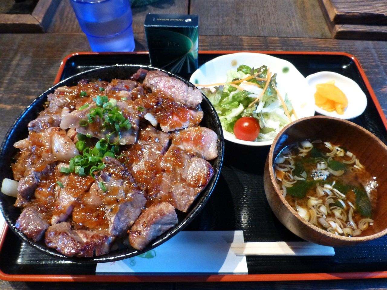 高半の牛ステーキ丼(ステーキ・ご飯の両方大盛)1,980円