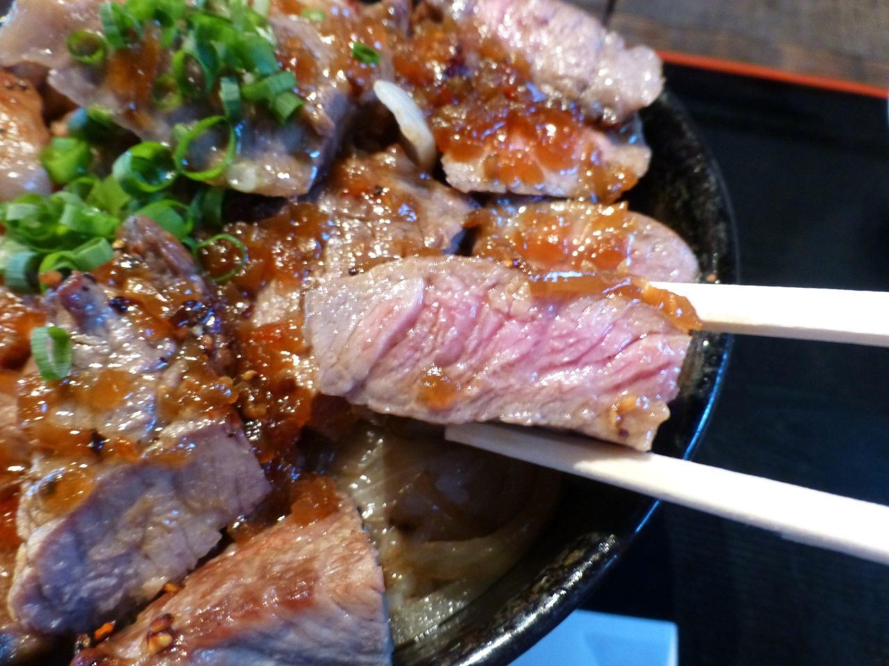 まだ赤みの残るミディアムレアのい焼き加減!