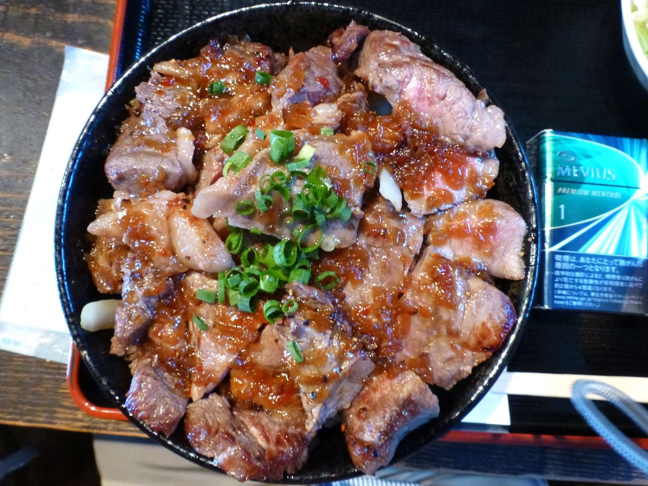 ステーキが丼を埋め尽くして、メッチャ旨そう！