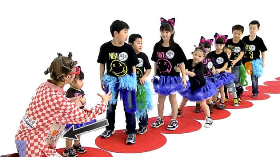 テレビ神奈川 子供に日の丸を連続で踏ませる 韓国の反日活動に酷似 あべなでしこ