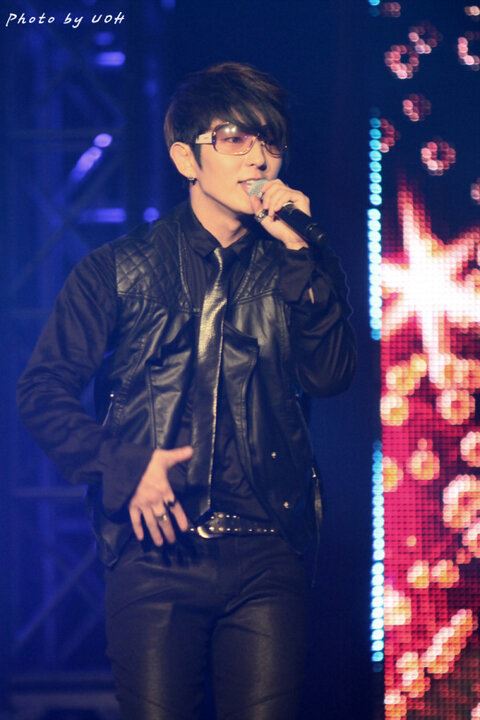 524237_560057900693762_1984241391_n