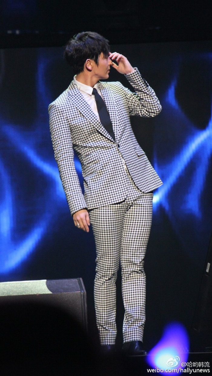 005CoBzItw1enoiu8eil4j30ke106jwv