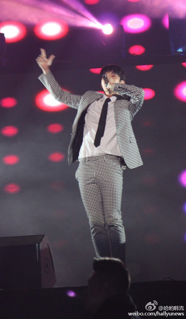 005CoBzItw1enoj5ltxw4j30h90thn01