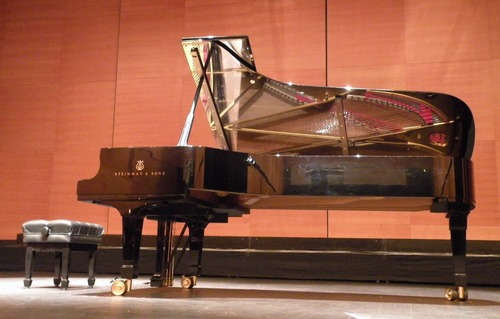 Steinway_à_Leipzig_-_cropped