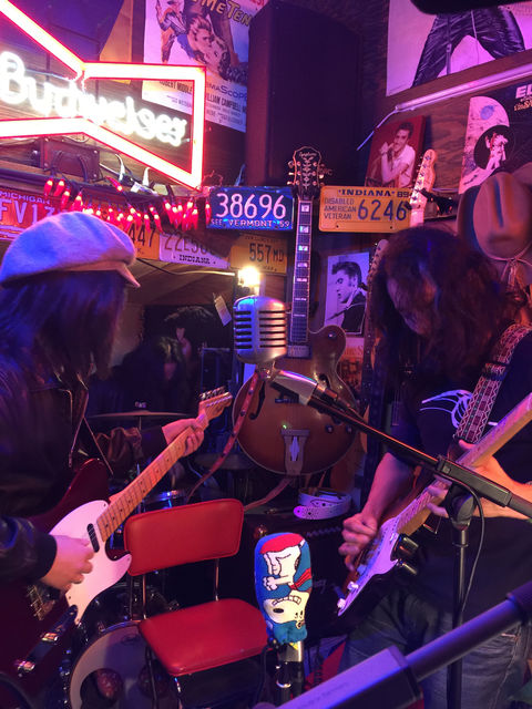 915084_2200140415_133large