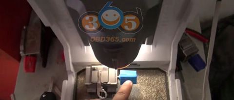 Volvo-XC90-key-cut-with-Condor-MINI-4