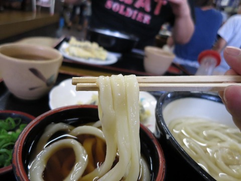 山下うどん　麺上げ