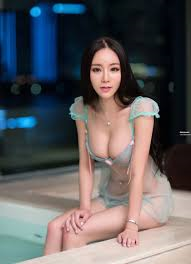 Em xinh khoe ngực trắng ngần.jpg-1680-2318