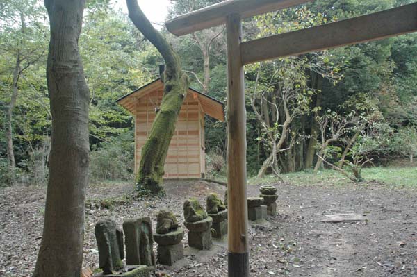 鳥居・本殿・石像600