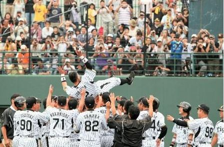 ナインに胴上げされる阪神・城島健司