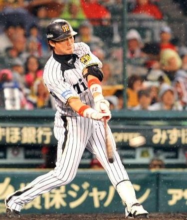 ４回、右中間へこの日二本目の二塁打を打つ良太