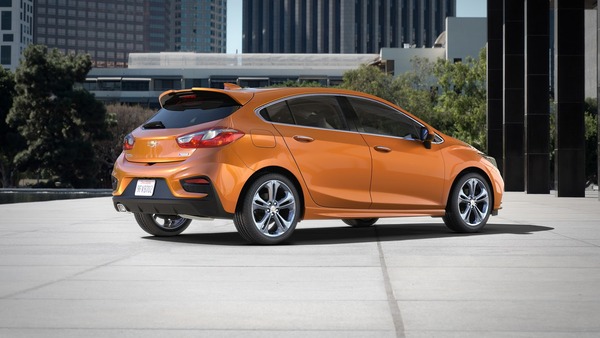 2017-Chevrolet-CruzeHatch-Detroit-1