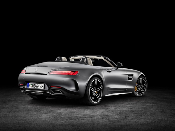 2017-MercedesAMGGT-Roadster-07