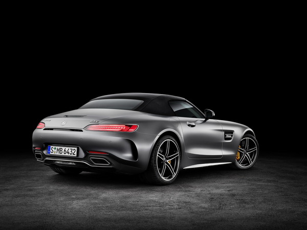 2017-MercedesAMGGT-Roadster-08