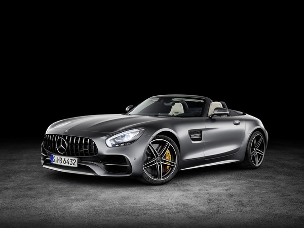 2017-MercedesAMGGT-Roadster-05