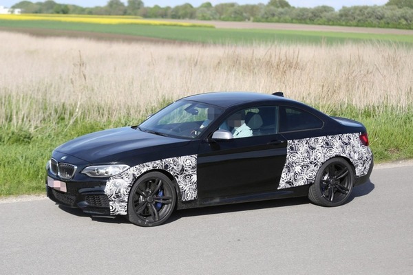 2016-BMW-M2-spy-photo-3-900x600