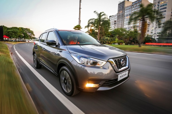 Nissan-Kicks-front-three-quarters-in-motion