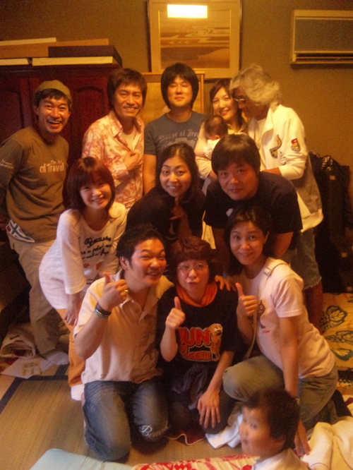 作者の尾田栄一郎と奥さんと声優陣の写真公開 自宅なのかな 種の世界