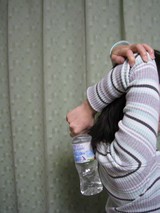 二の腕ペットボトルダイエットエクササイズ1