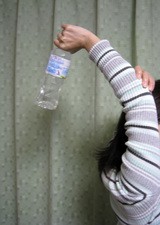 二の腕ペットボトルダイエットエクササイズ2