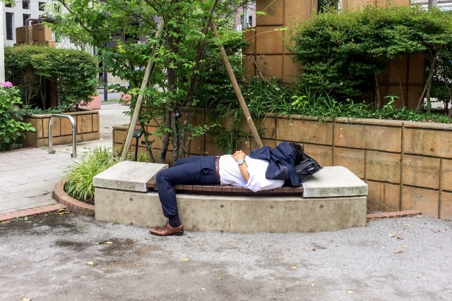眠るサラリーマン